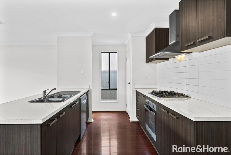 Photo - 81 Biltmore Crescent, Roxburgh Park VIC 3064 - Image 6