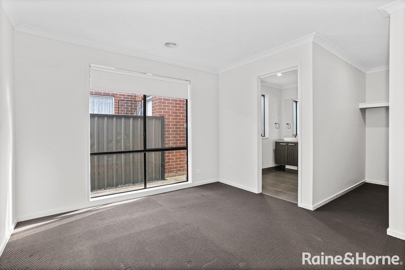 Photo - 81 Biltmore Crescent, Roxburgh Park VIC 3064 - Image 7