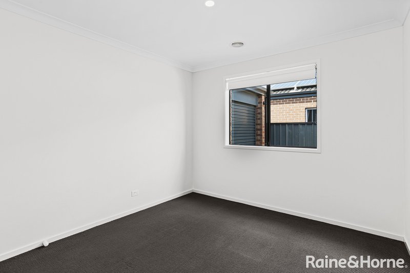 Photo - 81 Biltmore Crescent, Roxburgh Park VIC 3064 - Image 8