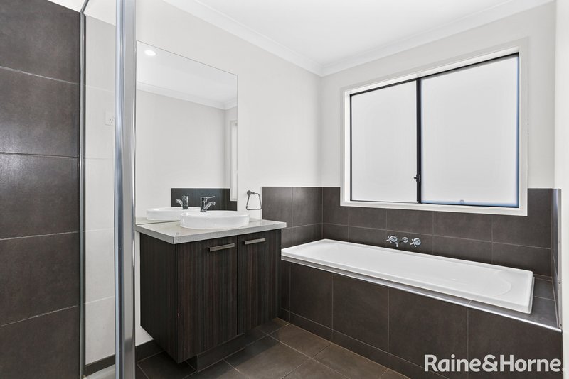 Photo - 81 Biltmore Crescent, Roxburgh Park VIC 3064 - Image 9