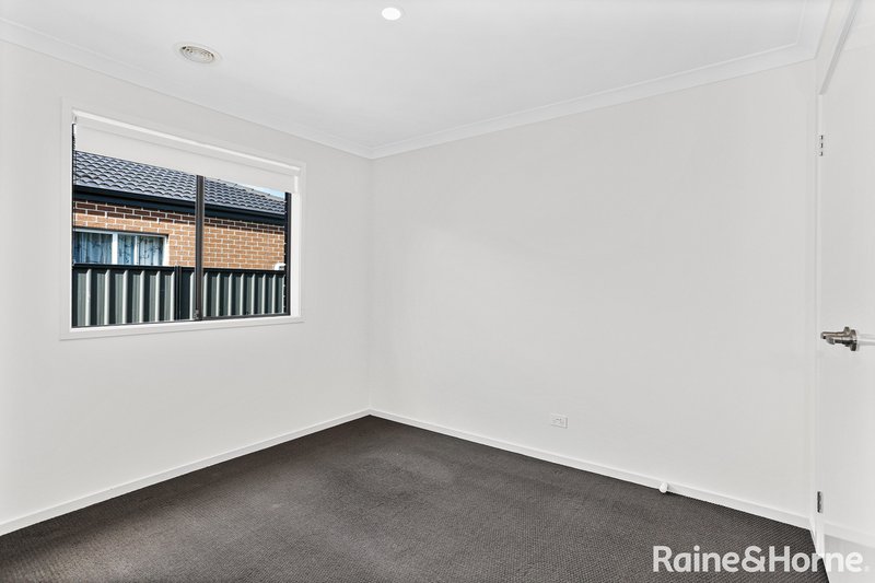 Photo - 81 Biltmore Crescent, Roxburgh Park VIC 3064 - Image 11