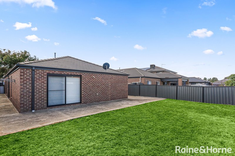 Photo - 81 Biltmore Crescent, Roxburgh Park VIC 3064 - Image 14