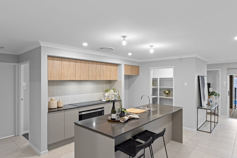 Photo - 81 Carnarvon Drive, South Ripley QLD 4306 - Image 9