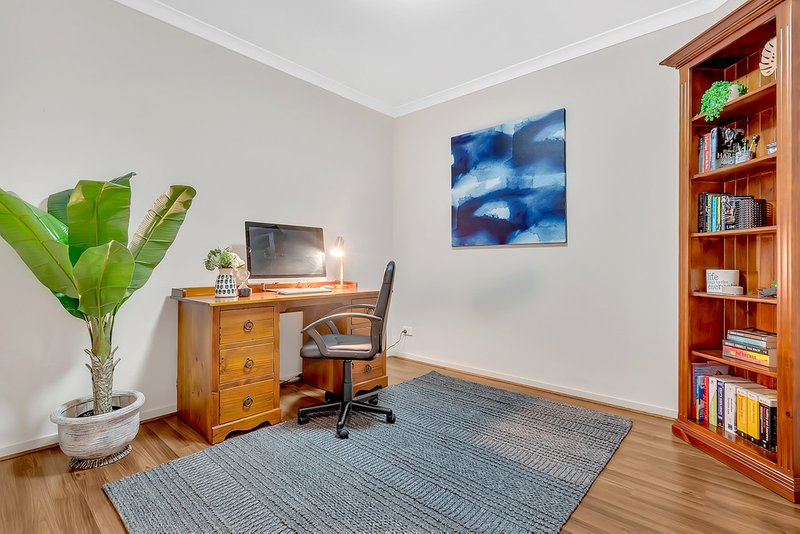 Photo - 81 Charteris Drive, Craigieburn VIC 3064 - Image 5