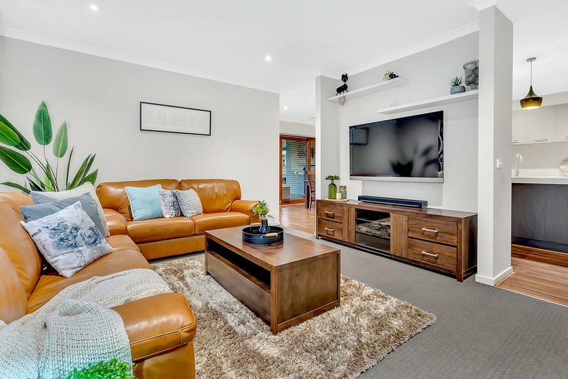 Photo - 81 Charteris Drive, Craigieburn VIC 3064 - Image 16