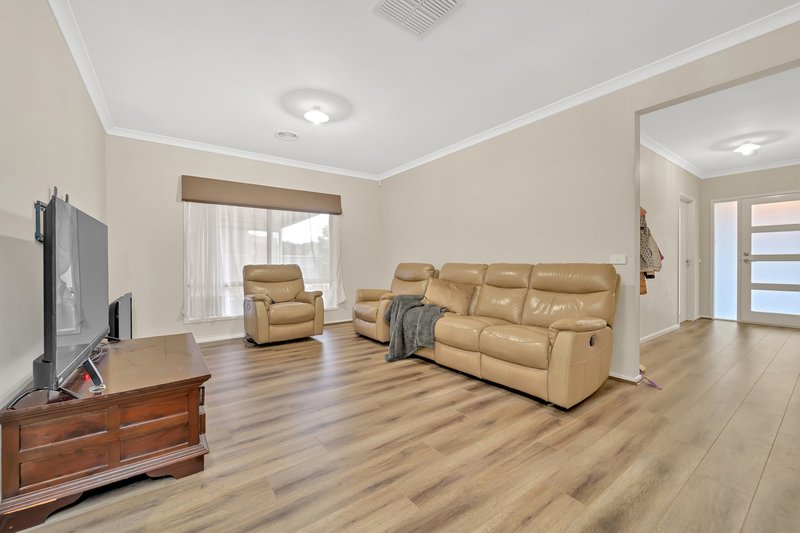 Photo - 81 Manuka Grove, Wyndham Vale VIC 3024 - Image 7