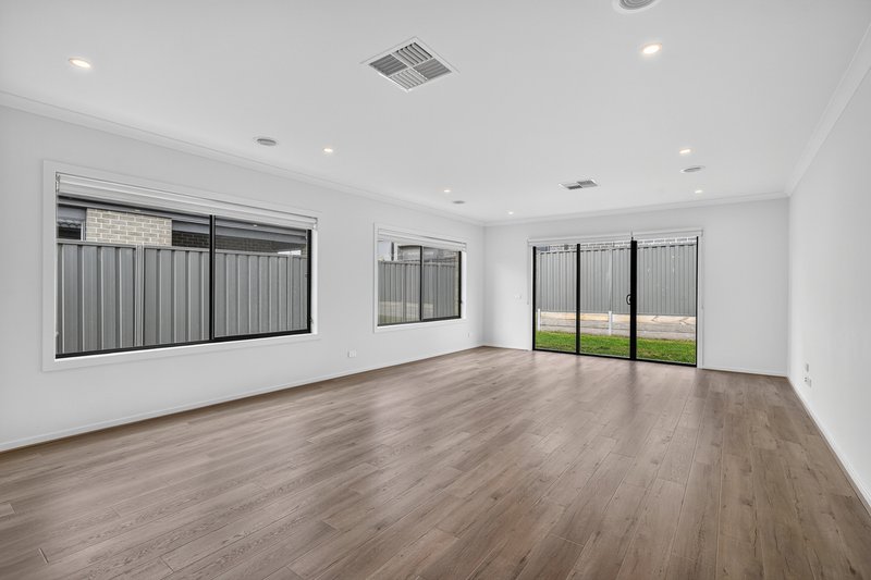 Photo - 81 Sundance Promenade, Pakenham VIC 3810 - Image 3