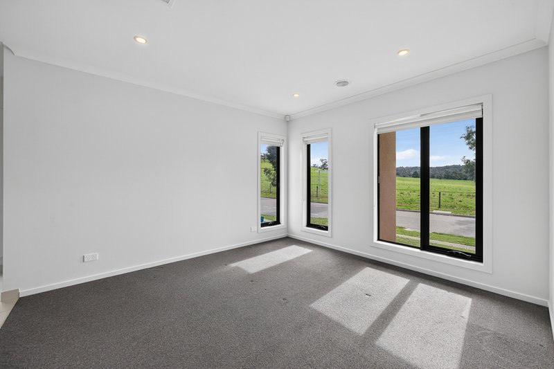 Photo - 81 Sundance Promenade, Pakenham VIC 3810 - Image 4
