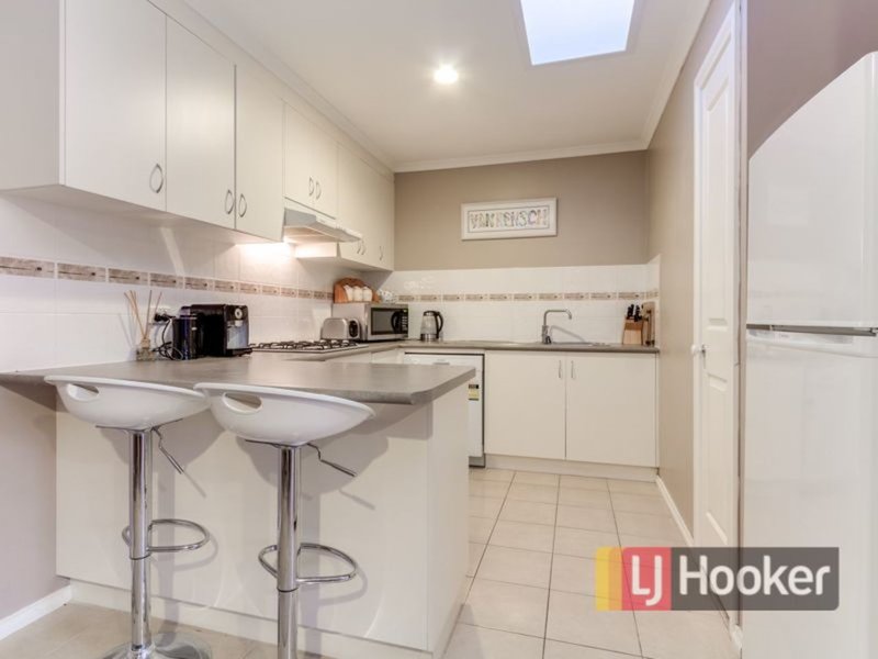 Photo - 8/12 Renlik Court, Pakenham VIC 3810 - Image 3