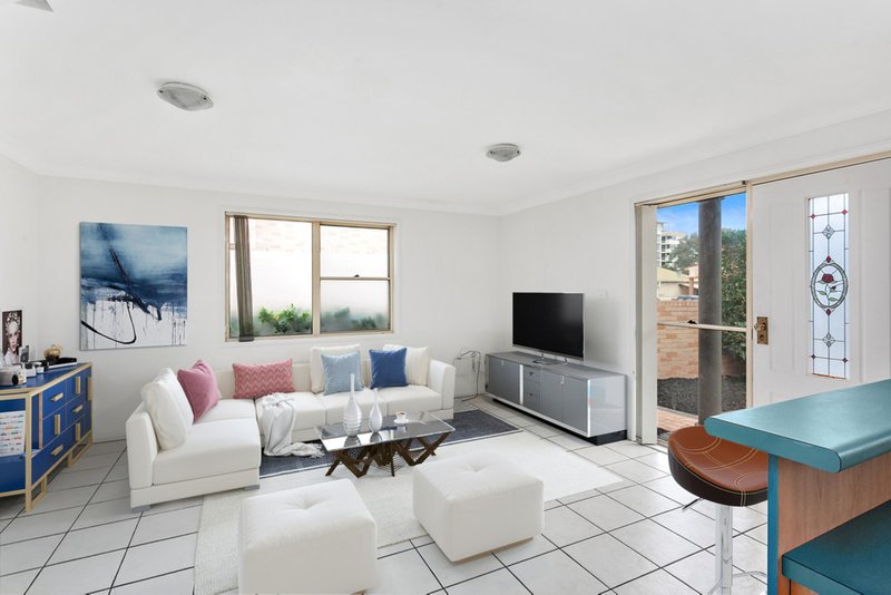 Photo - 8/18 Osborne Street, Wollongong NSW 2500 - Image 2