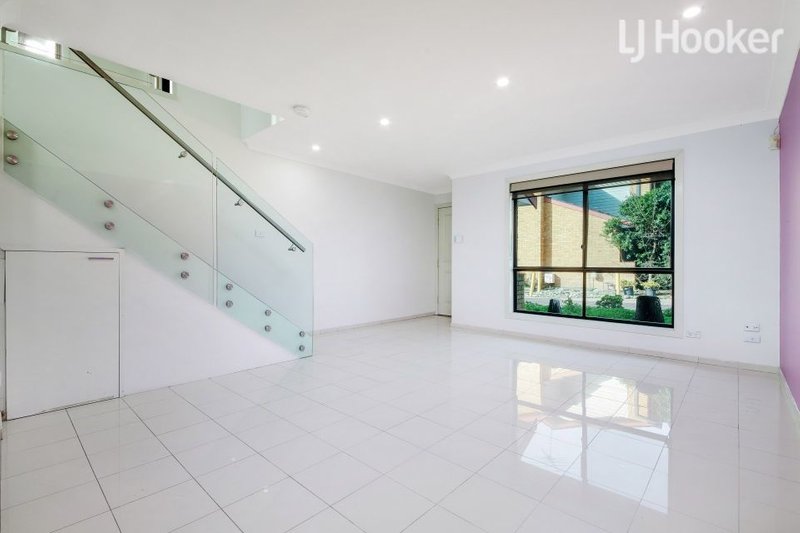 Photo - 8/19 Shortland Avenue, Lurnea NSW 2170 - Image 2