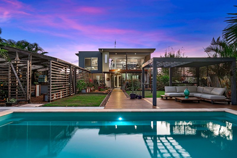 Photo - 82 Beach Drive, Burrum Heads QLD 4659 - Image 1
