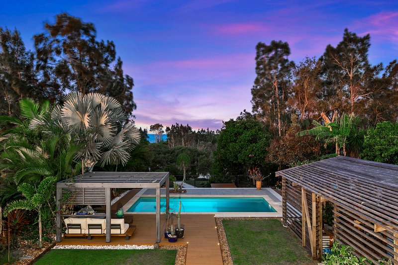 Photo - 82 Beach Drive, Burrum Heads QLD 4659 - Image 2