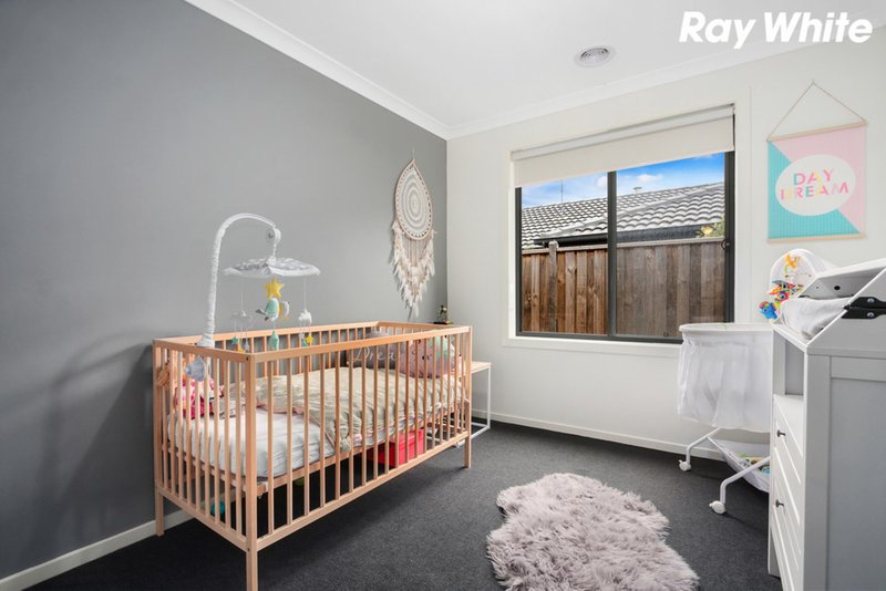 Photo - 82 Belmont Crescent, Pakenham VIC 3810 - Image 9