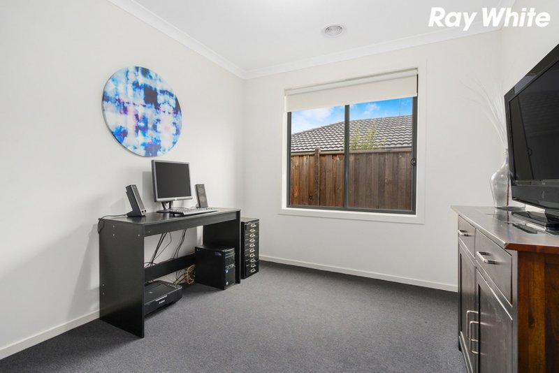 Photo - 82 Belmont Crescent, Pakenham VIC 3810 - Image 10