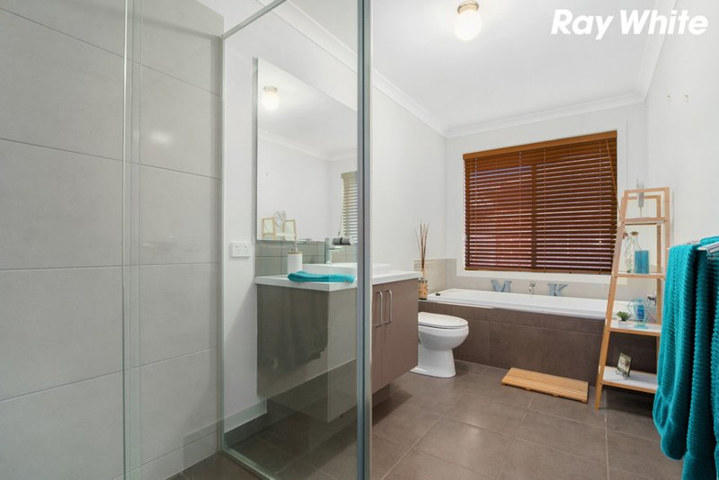 Photo - 82 Belmont Crescent, Pakenham VIC 3810 - Image 11