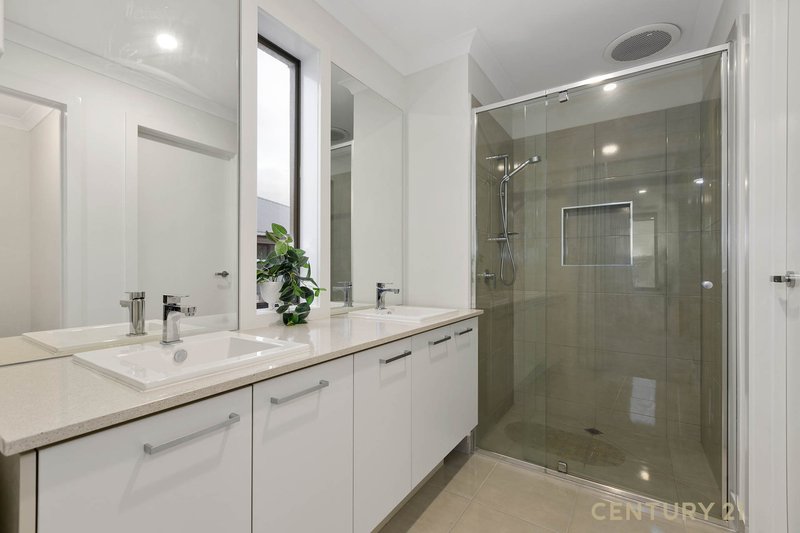 Photo - 82 Grandvue Boulevard, Pakenham VIC 3810 - Image 12