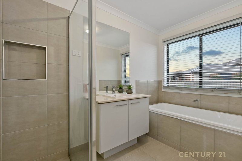 Photo - 82 Grandvue Boulevard, Pakenham VIC 3810 - Image 14