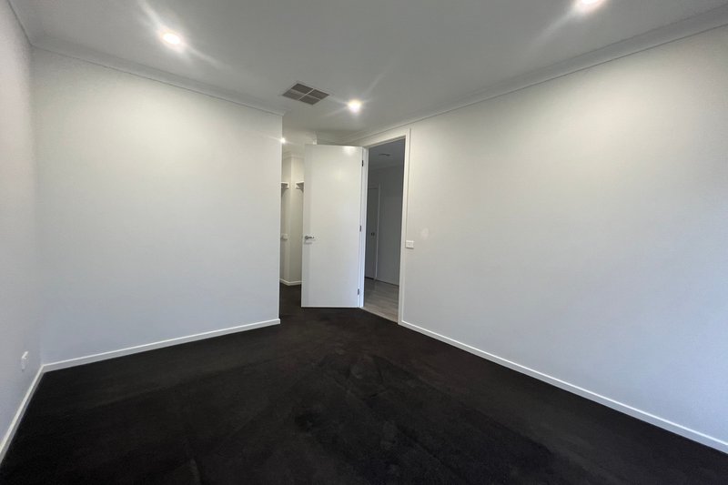 Photo - 82 Yeungroon Boulevard, Clyde North VIC 3978 - Image 7