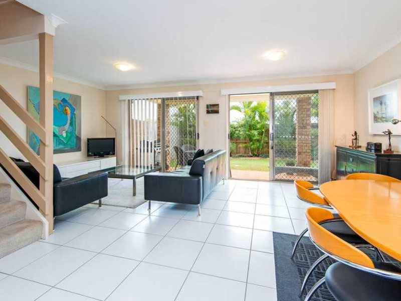 8/220 Christine Avenue, Burleigh Waters QLD 4220