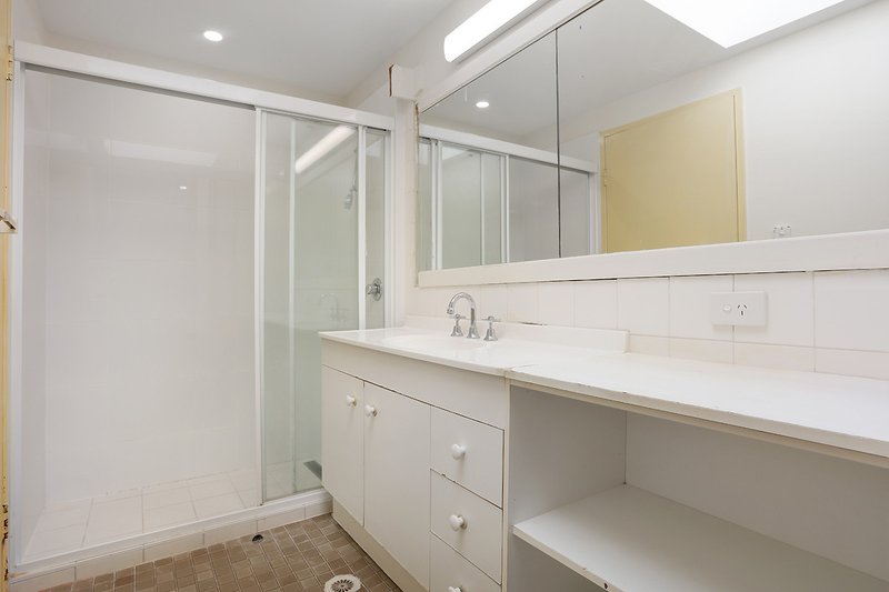 Photo - 8/24 Laycock Street, Surfers Paradise QLD 4217 - Image 4