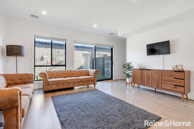 Photo - 829 Aitken Boulevard, Craigieburn VIC 3064 - Image 3