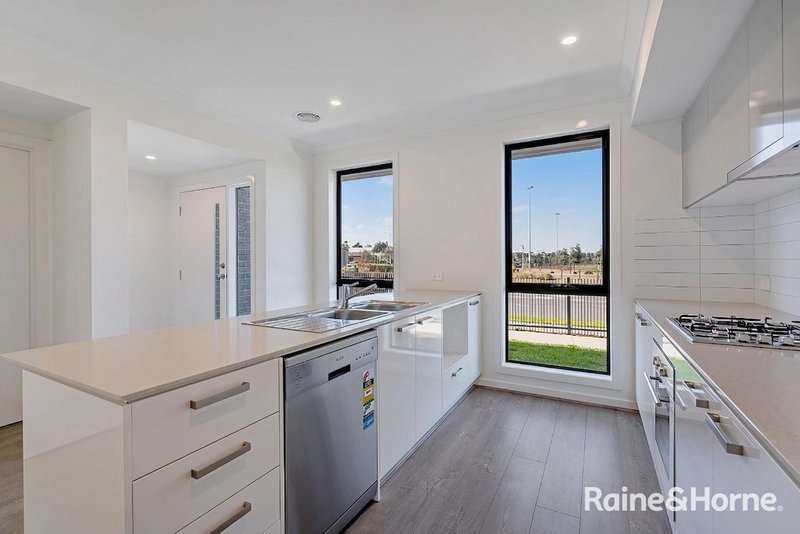 Photo - 829 Aitken Boulevard, Craigieburn VIC 3064 - Image 4