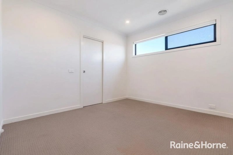 Photo - 829 Aitken Boulevard, Craigieburn VIC 3064 - Image 6