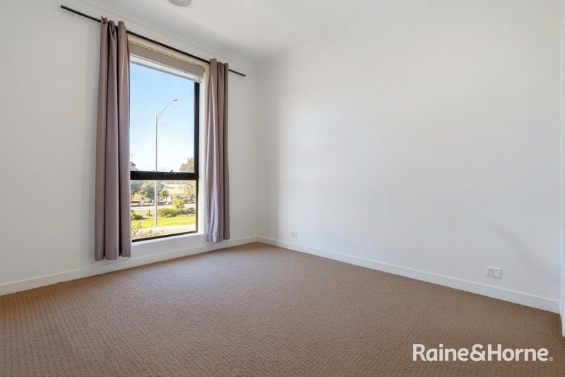 Photo - 829 Aitken Boulevard, Craigieburn VIC 3064 - Image 7