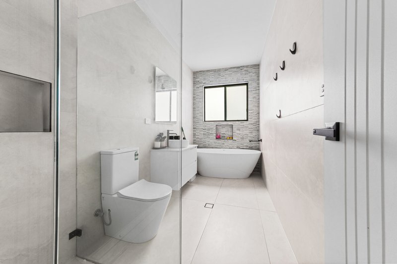 Photo - 82b Gymea Crescent, Mannering Park NSW 2259 - Image 10