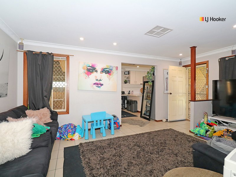 Photo - 83 Dalman Parkway, Glenfield Park NSW 2650 - Image 3