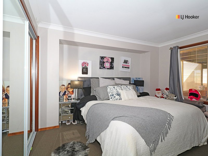 Photo - 83 Dalman Parkway, Glenfield Park NSW 2650 - Image 4