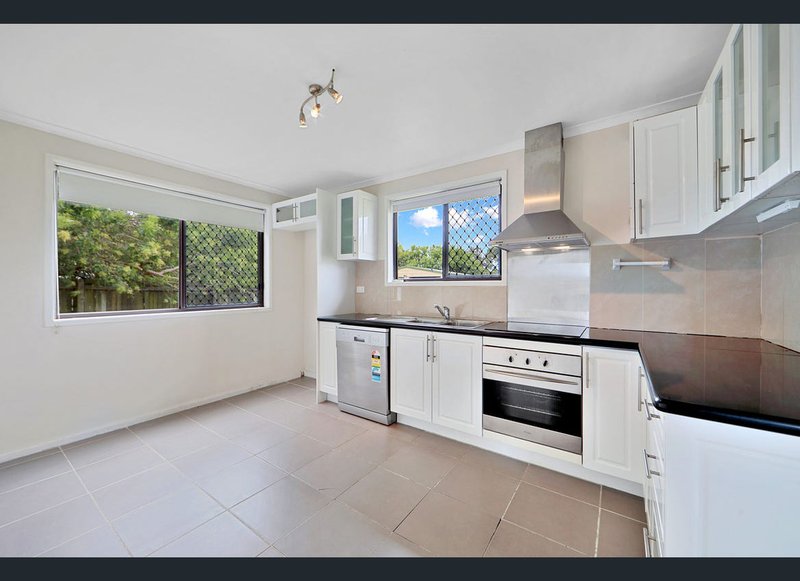 Photo - 83 Kinch Street, Burnett Heads QLD 4670 - Image 4