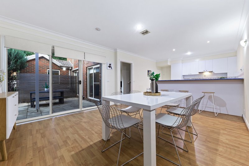 Photo - 8/3 Mckelvie Court, Glen Waverley VIC 3150 - Image 2