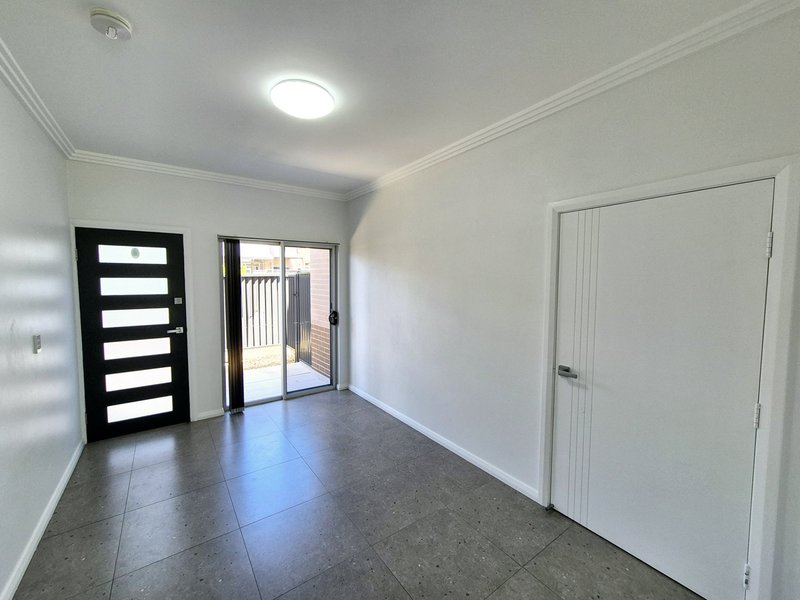 8/30-32 Third Avenue, Macquarie Fields NSW 2564