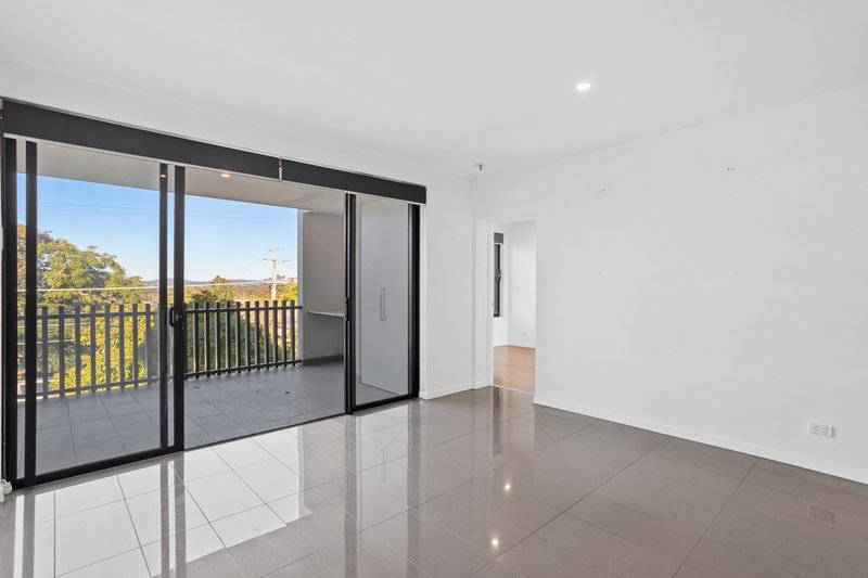 Photo - 8/35 Clarence Road, Indooroopilly QLD 4068 - Image 3