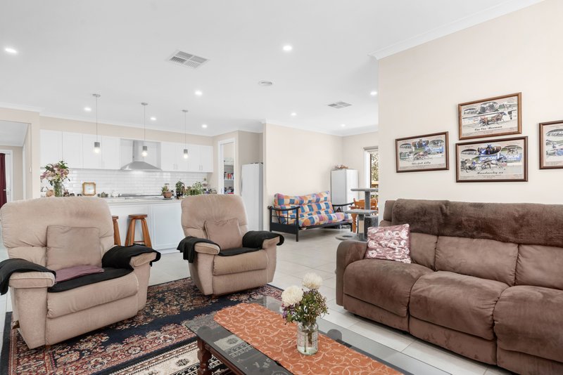 Photo - 84 Fulham Crescent, Thornhill Park VIC 3335 - Image 5