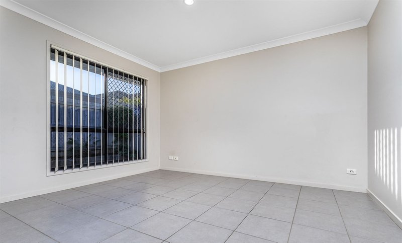 Photo - 84 Mackintosh Drive, North Lakes QLD 4509 - Image 5