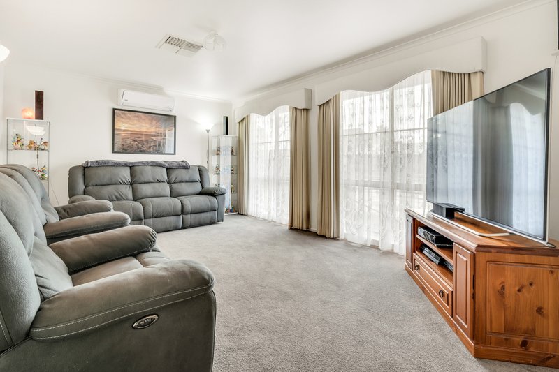 Photo - 84 Yarcombe Crescent, Craigieburn VIC 3064 - Image 4