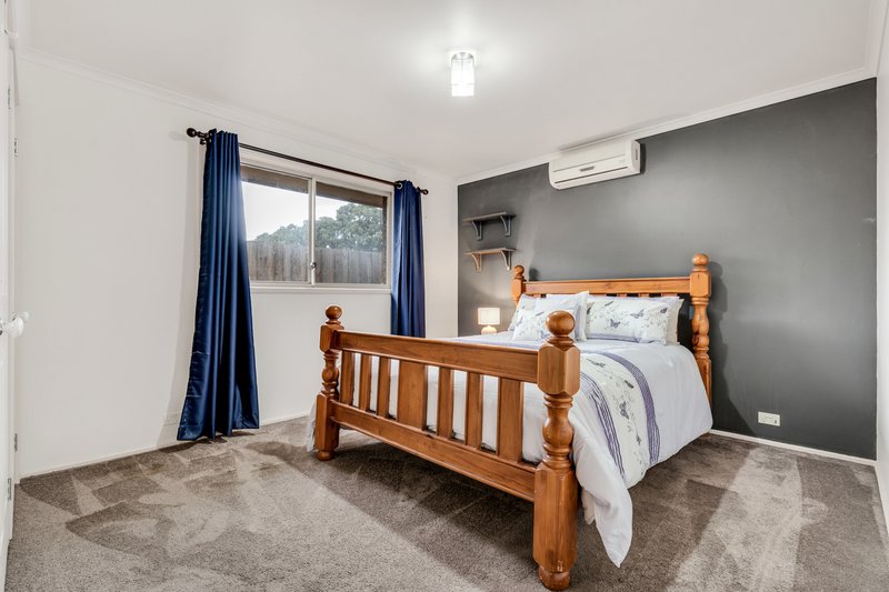 Photo - 84 Yarcombe Crescent, Craigieburn VIC 3064 - Image 11