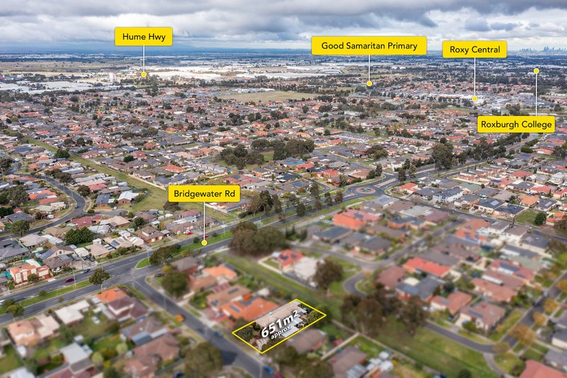 Photo - 84 Yarcombe Crescent, Craigieburn VIC 3064 - Image 24