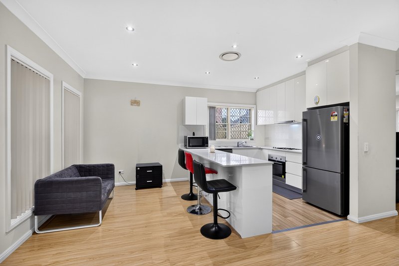 Photo - 8/5-7 Saywell Road, Macquarie Fields NSW 2564 - Image 6