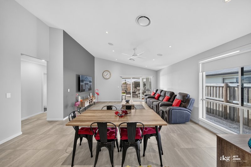 Photo - 85 Ashwood Circuit, Chambers Flat QLD 4133 - Image 9