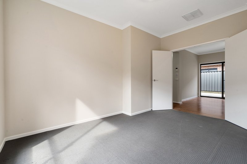 Photo - 85 Biltmore Crescent, Roxburgh Park VIC 3064 - Image 9