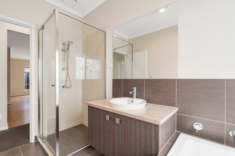 Photo - 85 Biltmore Crescent, Roxburgh Park VIC 3064 - Image 15