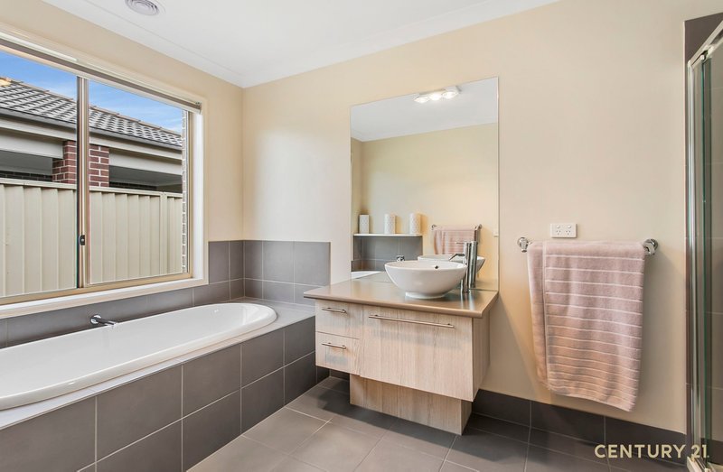 Photo - 85 Blue Horizons Way, Pakenham VIC 3810 - Image 3