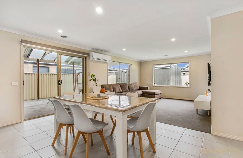 Photo - 85 Blue Horizons Way, Pakenham VIC 3810 - Image 5