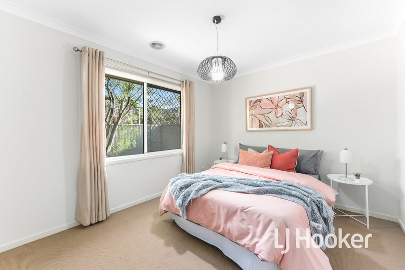 Photo - 85 Broad Oak Drive, Cranbourne East VIC 3977 - Image 12