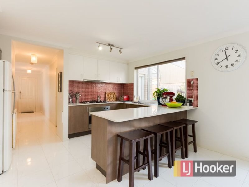 Photo - 85 Broad Oak Drive, Cranbourne East VIC 3977 - Image 5