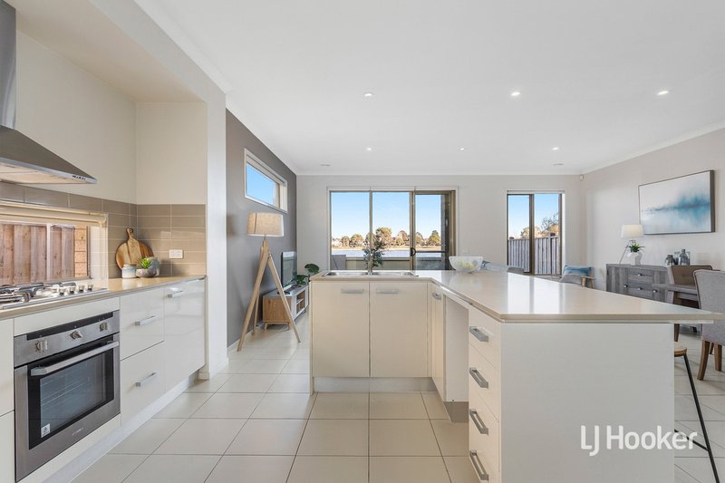 Photo - 85 Broadbeach Circuit, Sanctuary Lakes VIC 3030 - Image 4